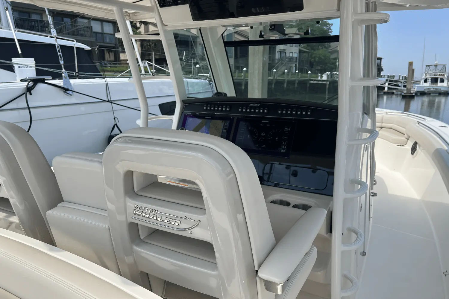 Thumbnail von Boston Whaler 330 Outrage