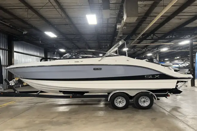 Sea Ray SLX 260 