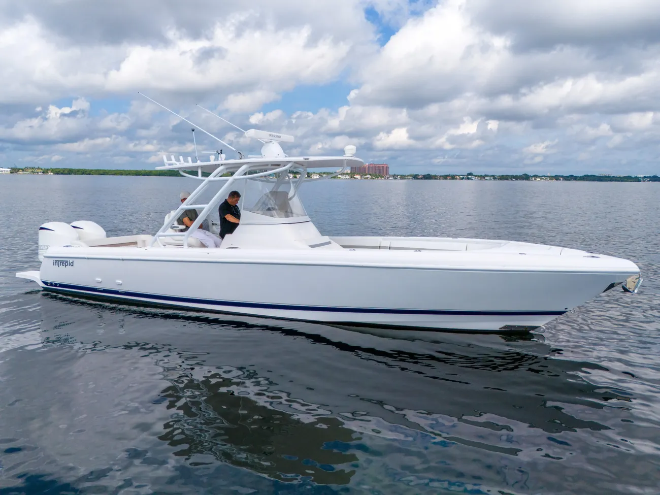 Thumbnail von Intrepid 327 CC Our Season