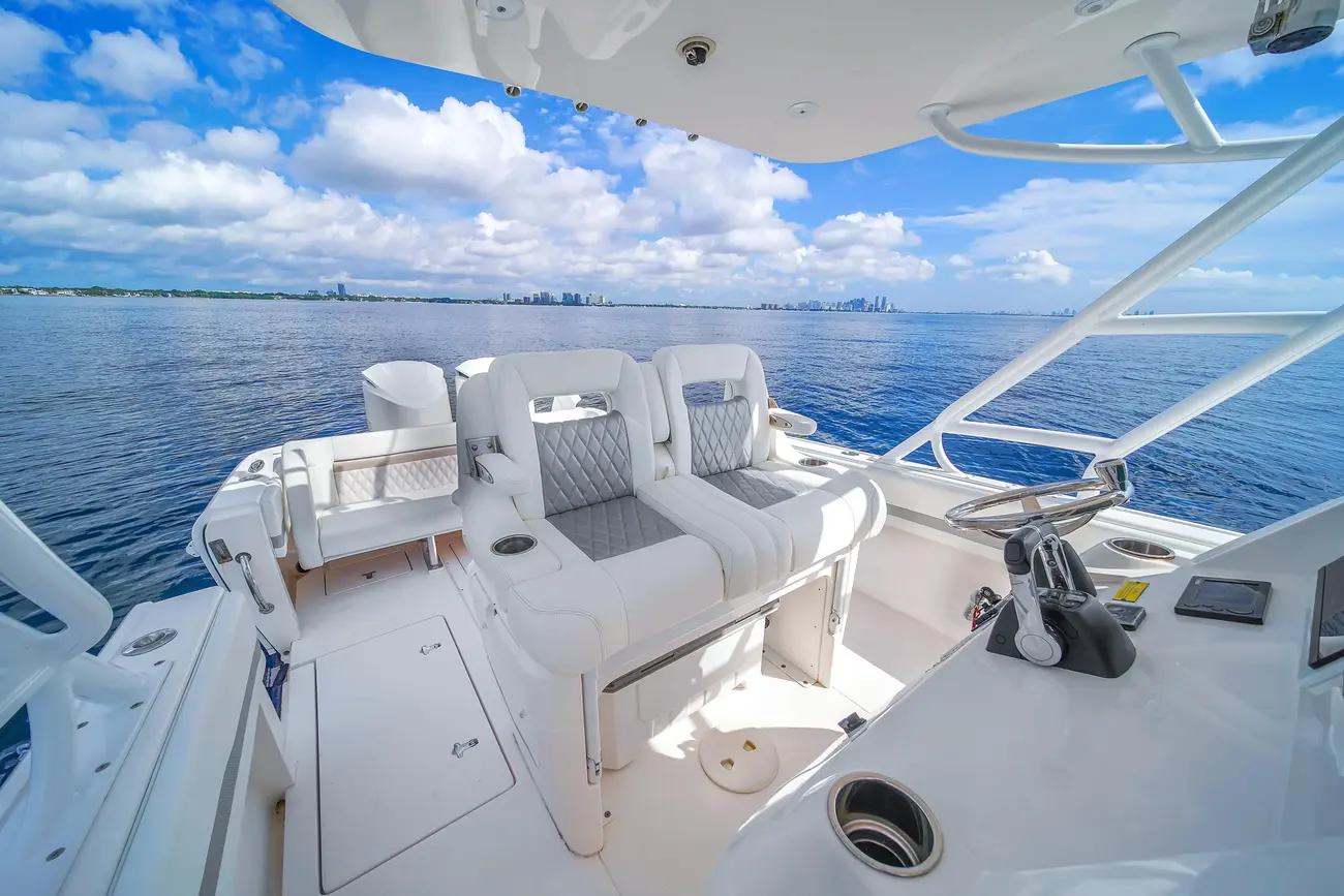 Thumbnail von Intrepid 327 CC Our Season