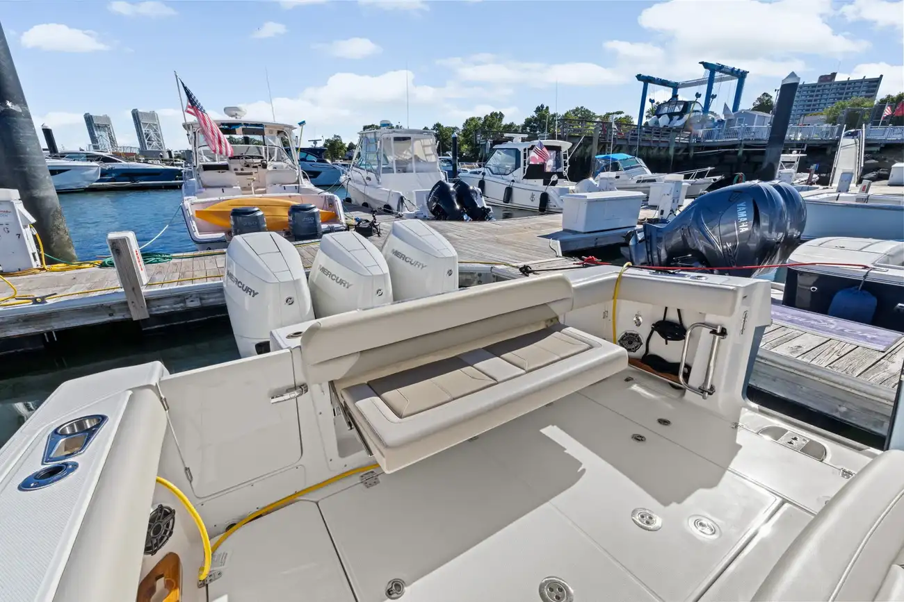 Thumbnail von Boston Whaler 380 Outrage