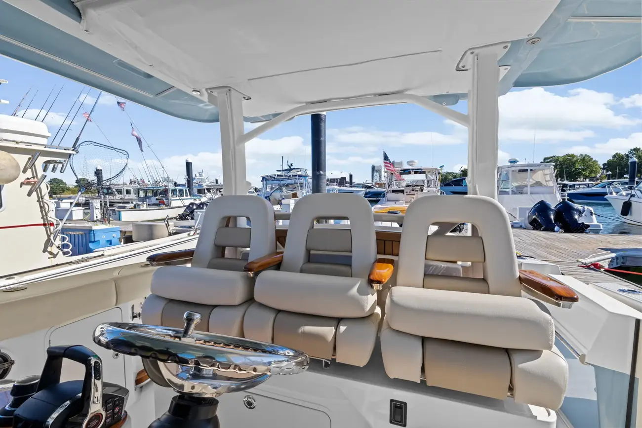 Thumbnail von Boston Whaler 380 Outrage