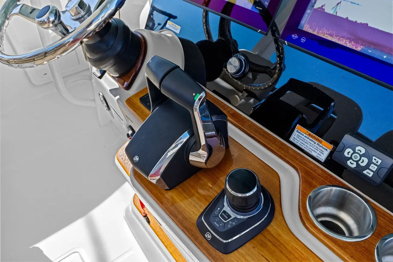 Thumbnail von Boston Whaler 380 Outrage