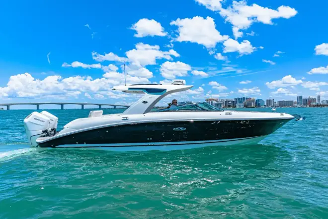 Sea Ray SLX 350 z silnikiem zewnętrznym