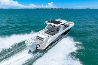 Thumbnail von Sea Ray SLX 350 s motorem