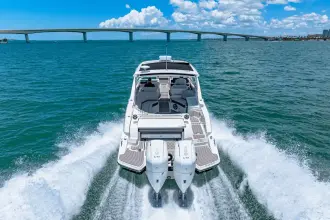 Thumbnail von Sea Ray SLX 350 s motorem