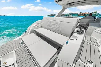 Thumbnail von Sea Ray SLX 350 s motorem