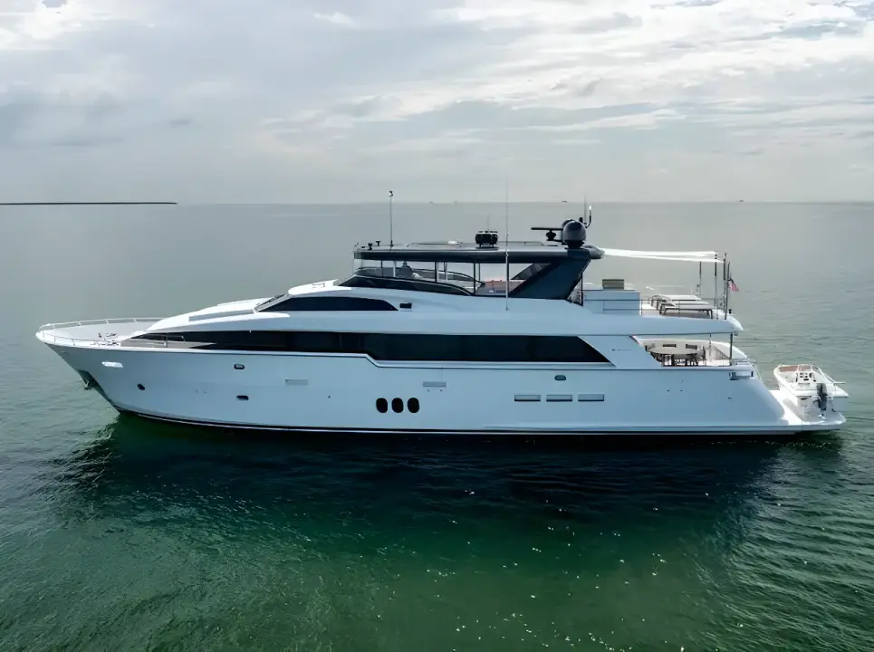 Hatteras 	100 Motor Yacht  Living the Experience