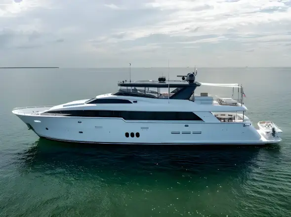 Hatteras 	100 Motor Yacht  Living the Experience