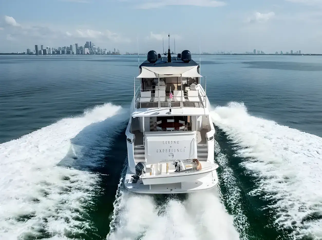 Thumbnail von Hatteras 	100 Motor Yacht  Living the Experience