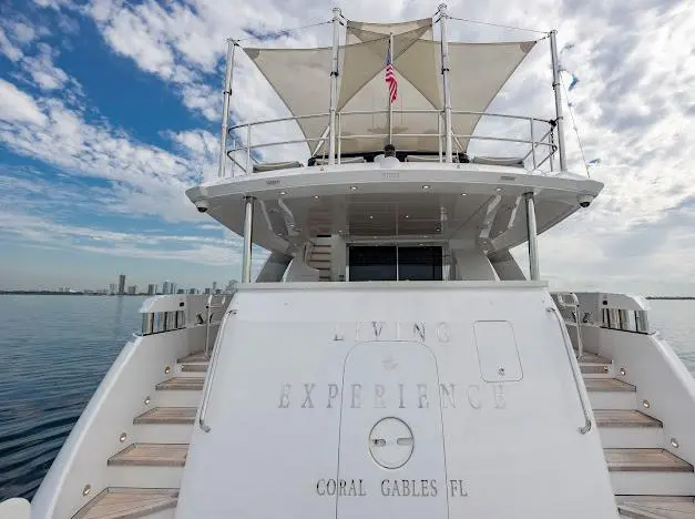 Thumbnail von Hatteras 	100 Motor Yacht  Living the Experience