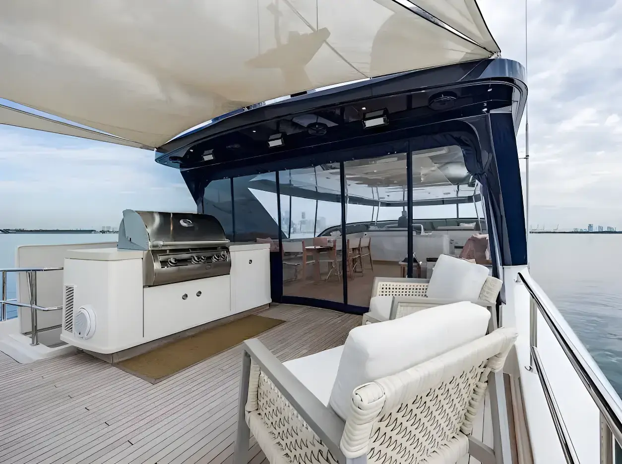 Thumbnail von Hatteras 	100 Motor Yacht  Living the Experience