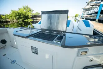 Thumbnail von Boston Whaler 405 Conquest