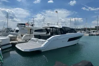 Thumbnail von Cruisers Yachts 390 Express Coupe