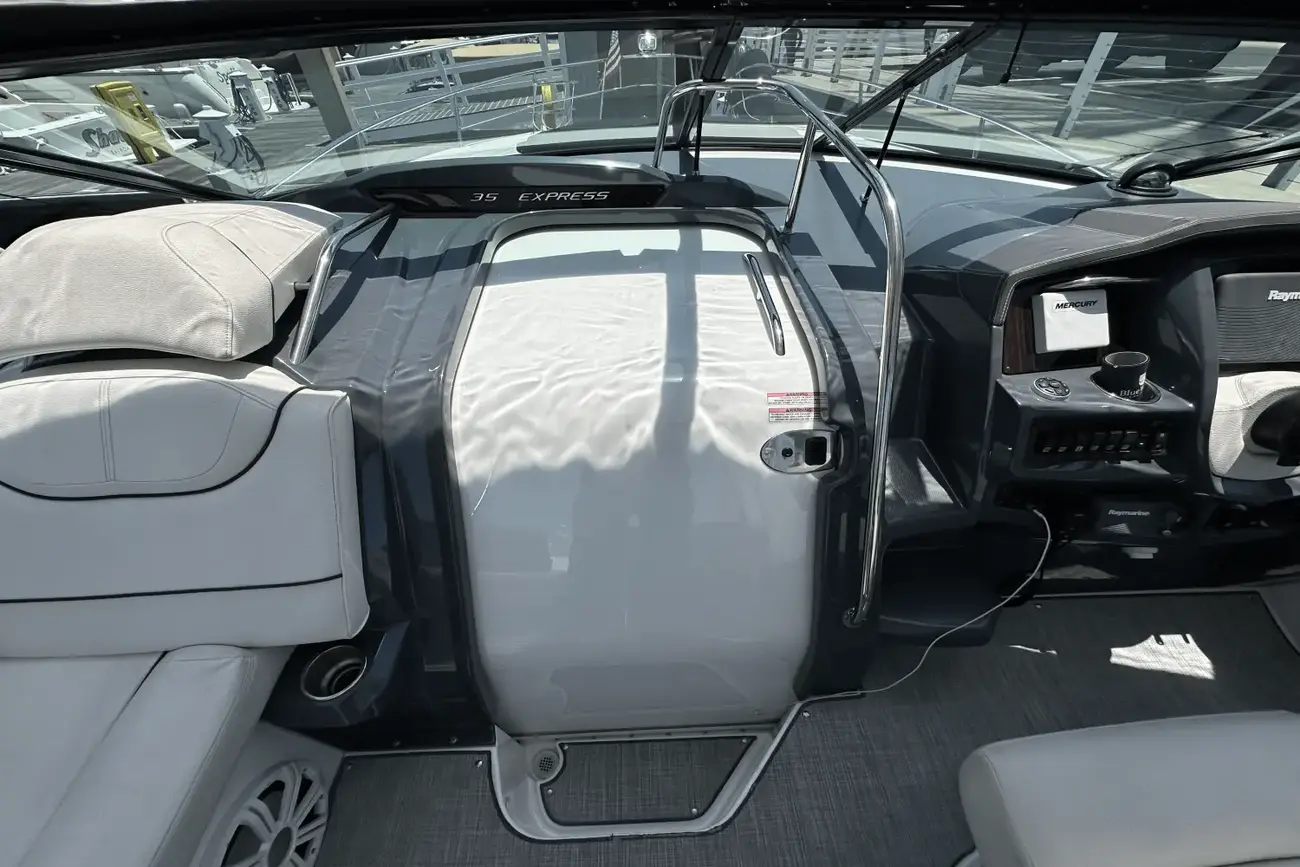 Thumbnail von Cruisers Yachts 35 Express