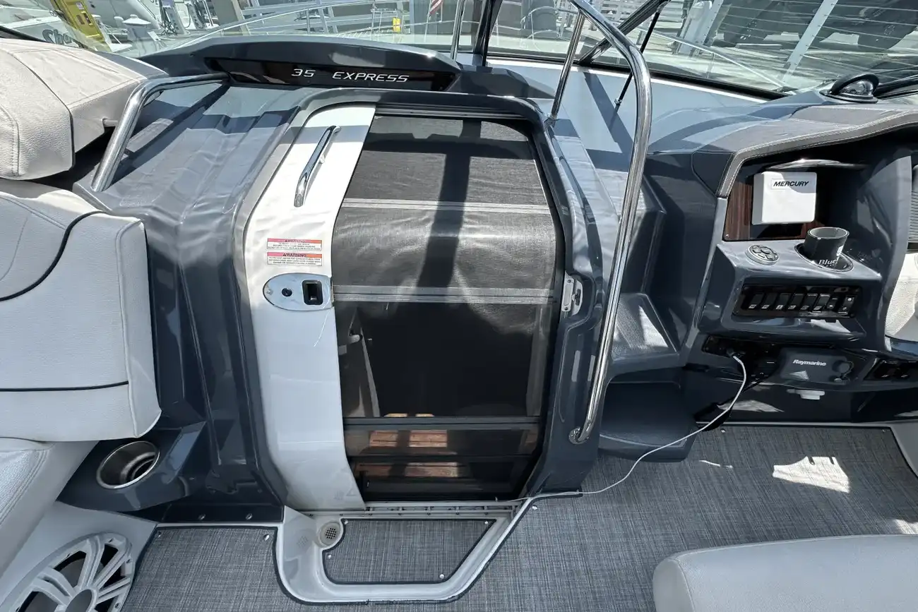 Thumbnail von Cruisers Yachts 35 Express