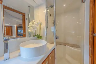 Thumbnail von Riviera 6000 Sport Yacht