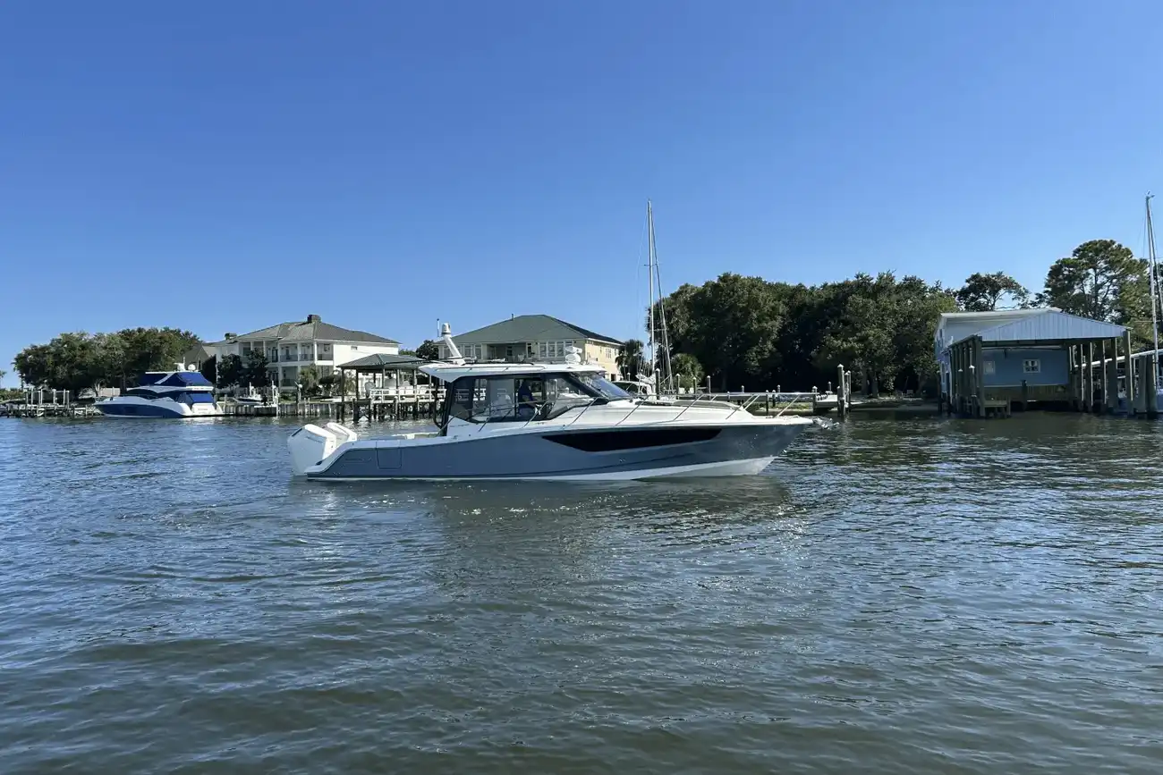 Boston Whaler 365 Conquest