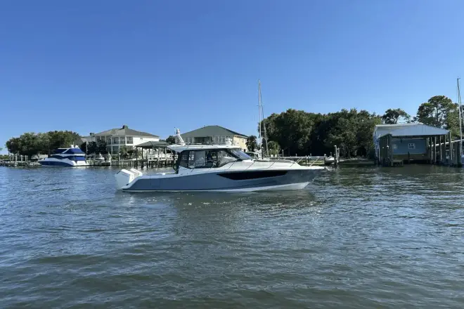Boston Whaler 365 Conquest