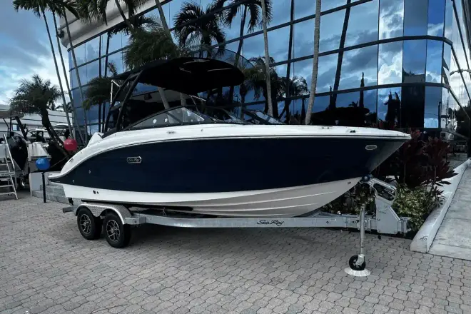 Sea Ray SPX 210 fuera de borda