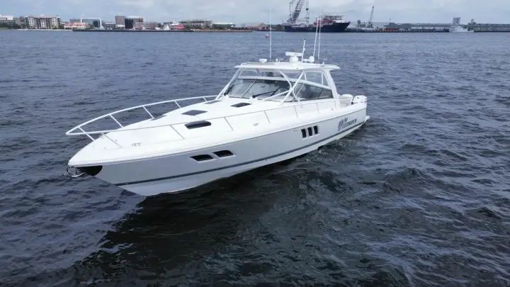 Intrepid 475 Sport Yacht