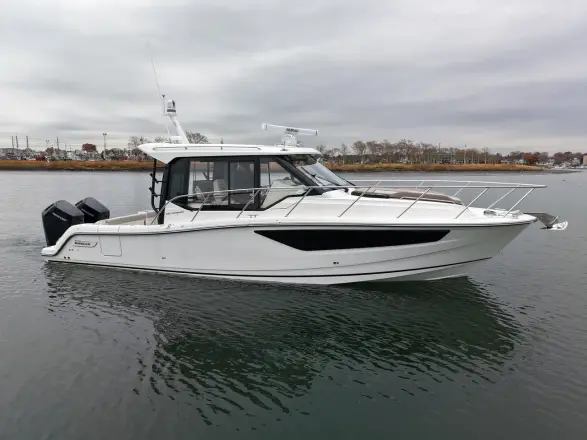 Boston Whaler 365 Conquest