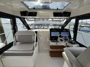 Thumbnail von Boston Whaler 365 Conquest