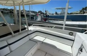 Thumbnail von Intrepid 323 Cuddy