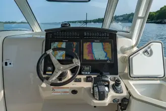 Thumbnail von Boston Whaler 350 Realm BLUE SKIES