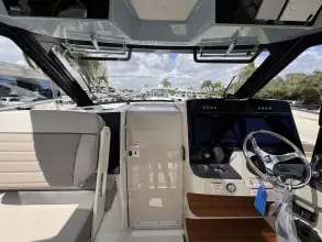 Thumbnail von Boston Whaler 365 Conquest