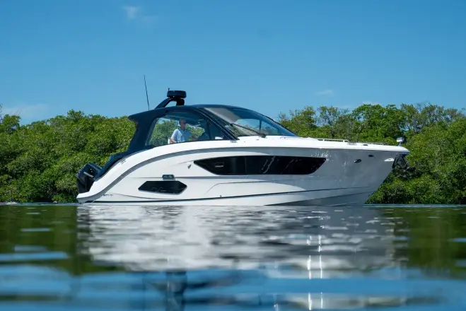 Sea Ray 370 Sundancer s motorem venkovním