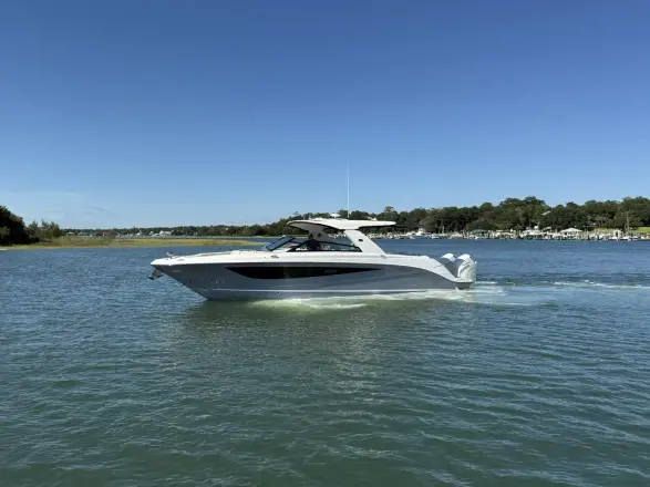 Sea Ray SLX 400 s motorem