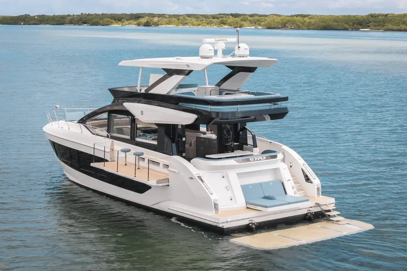 Cruisers Yachts 57 FLY