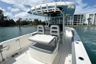 Thumbnail von Boston Whaler 330 Outrage
