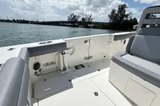Thumbnail von Boston Whaler 330 Outrage