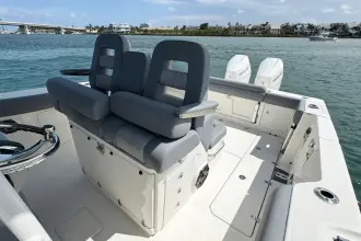 Thumbnail von Boston Whaler 330 Outrage