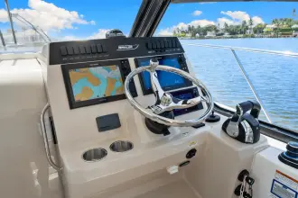 Thumbnail von Boston Whaler 325 Conquest