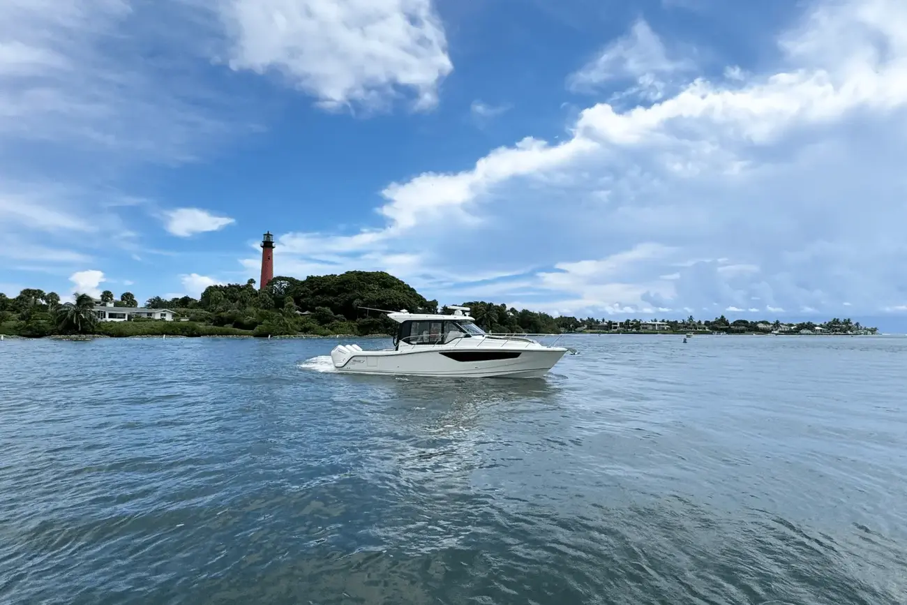 Boston Whaler 365 Conquest
