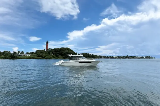 Boston Whaler 365 Conquest