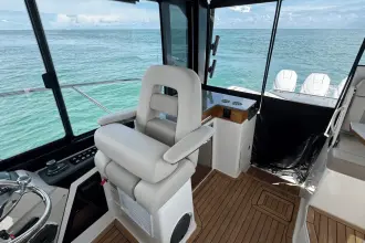 Thumbnail von Boston Whaler 365 Conquest