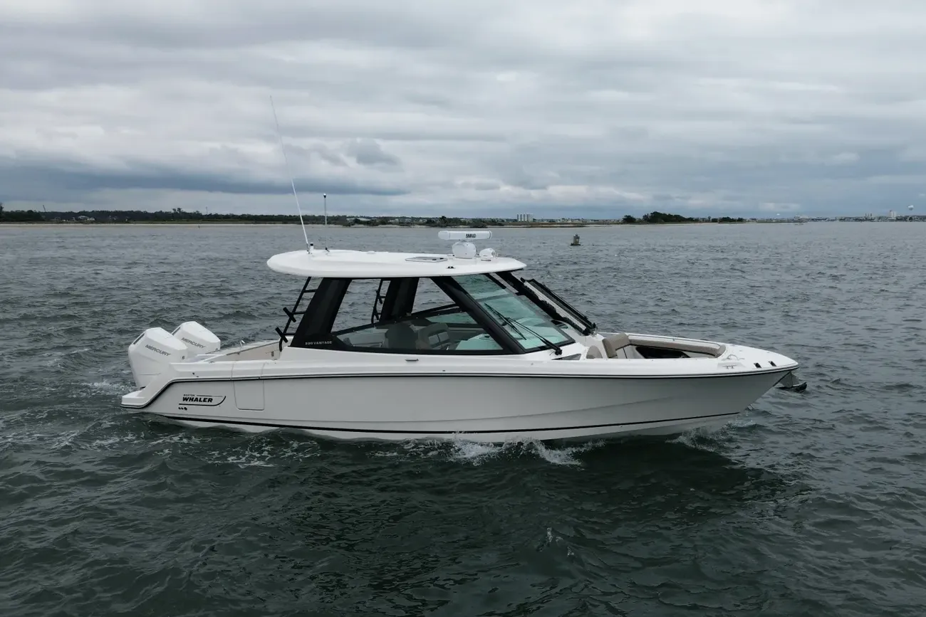 Boston Whaler 330 Vantage