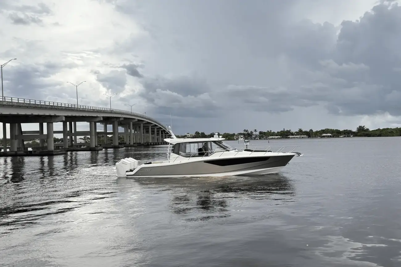 Boston Whaler 405 Conquest