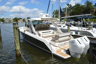 Thumbnail von Tiara Yachts 34 LS Station Break