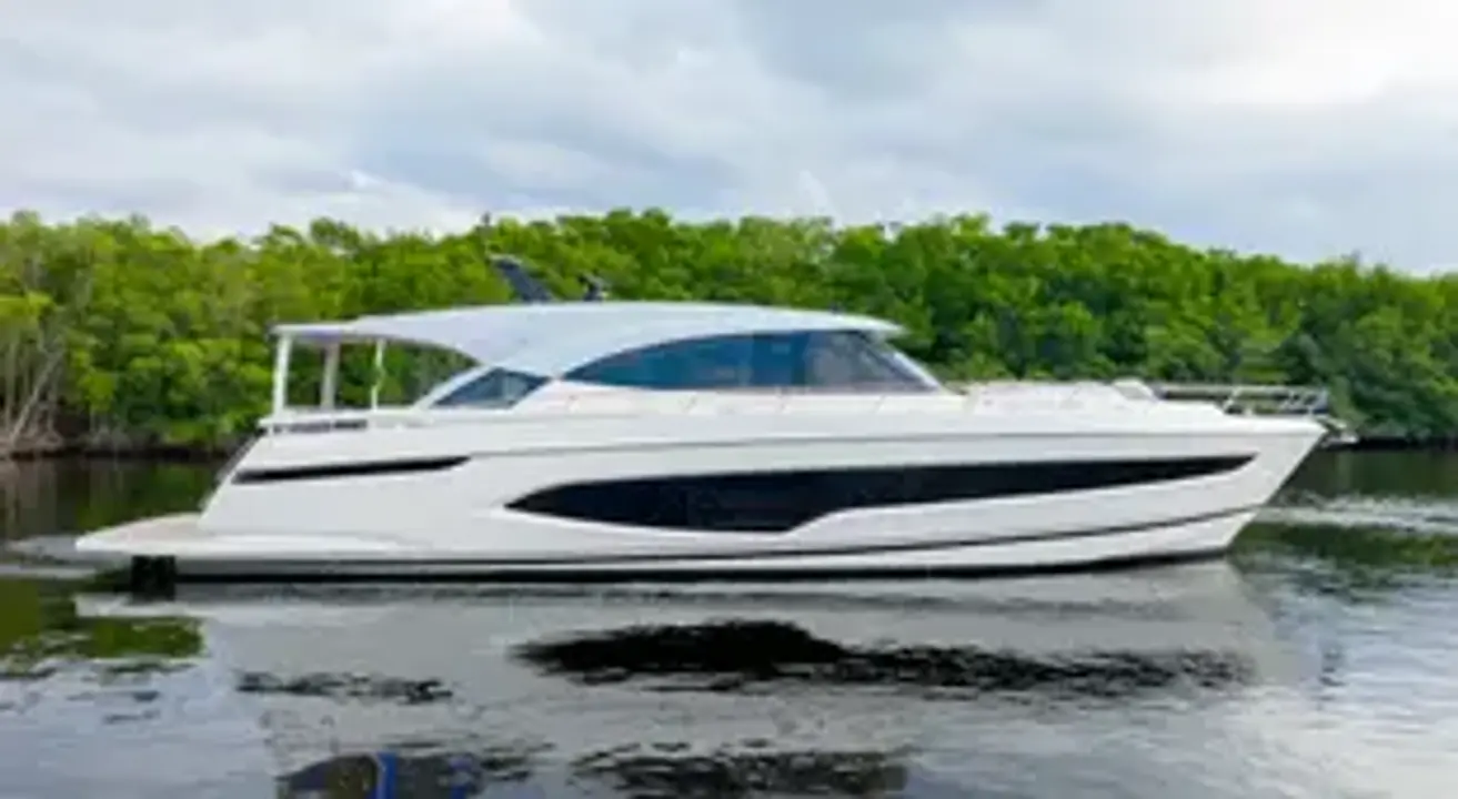 Riviera 6800 Sport Yacht