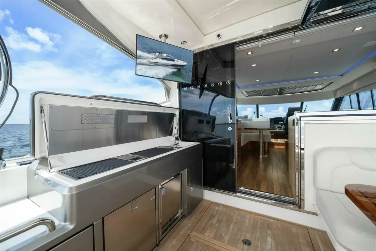 Thumbnail von Riviera 5400 Sport Yacht