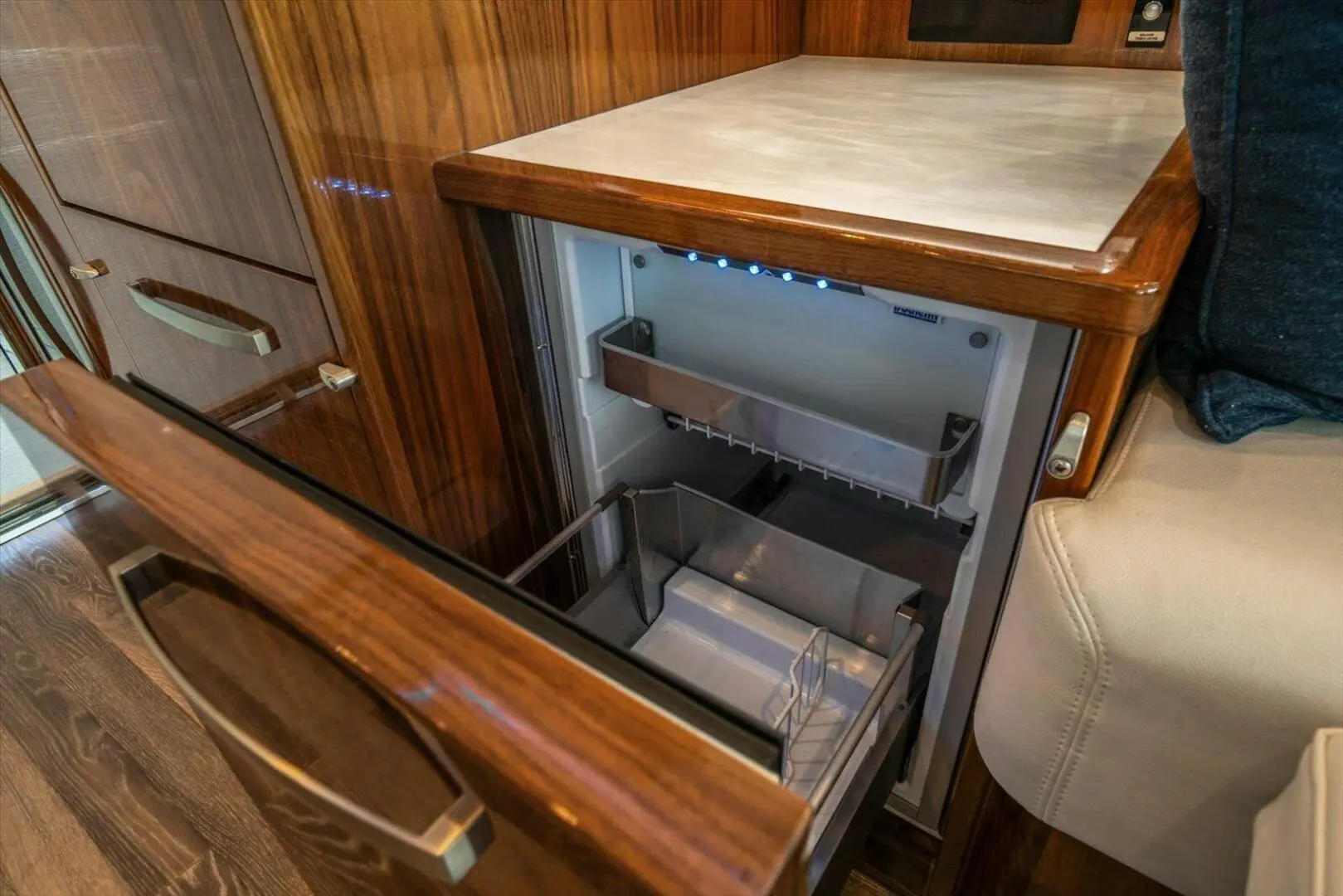 Thumbnail von Riviera 5400 Sport Yacht