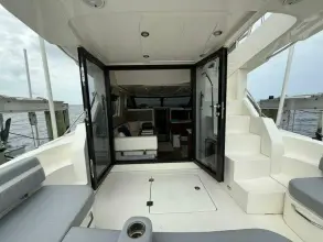 Thumbnail von Carver C36 Command Bridge