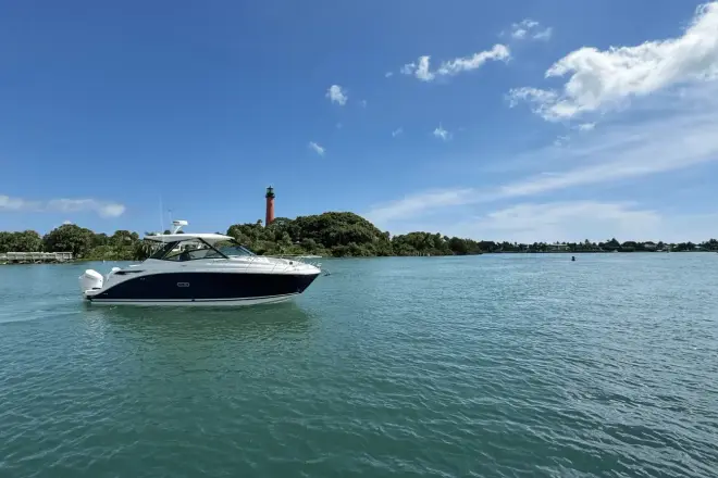 Sea Ray 320 Sundancer с внешним двигателем