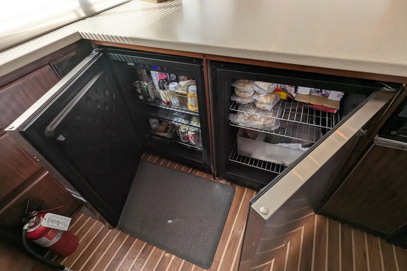 Thumbnail von Hatteras 43 Convertible