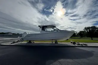 Thumbnail von Boston Whaler 325 Conquest